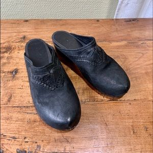 Alibi Black Leather Clogs